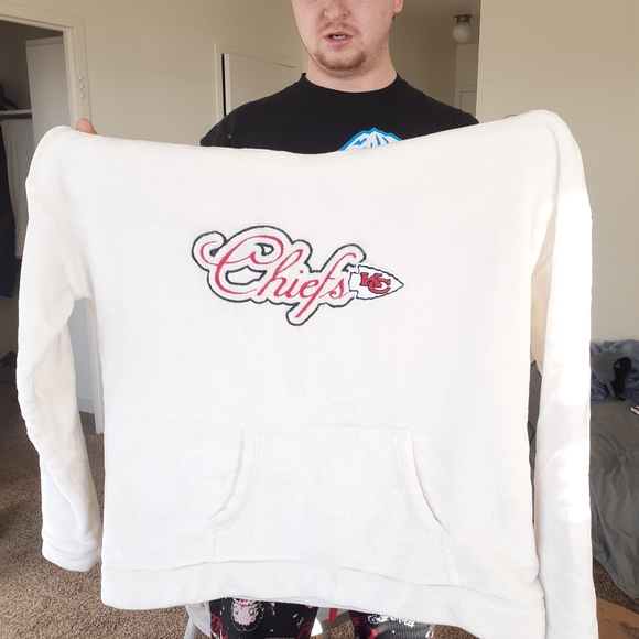 Offical Wemons Chief's Hoddie - Picture 4 of 6